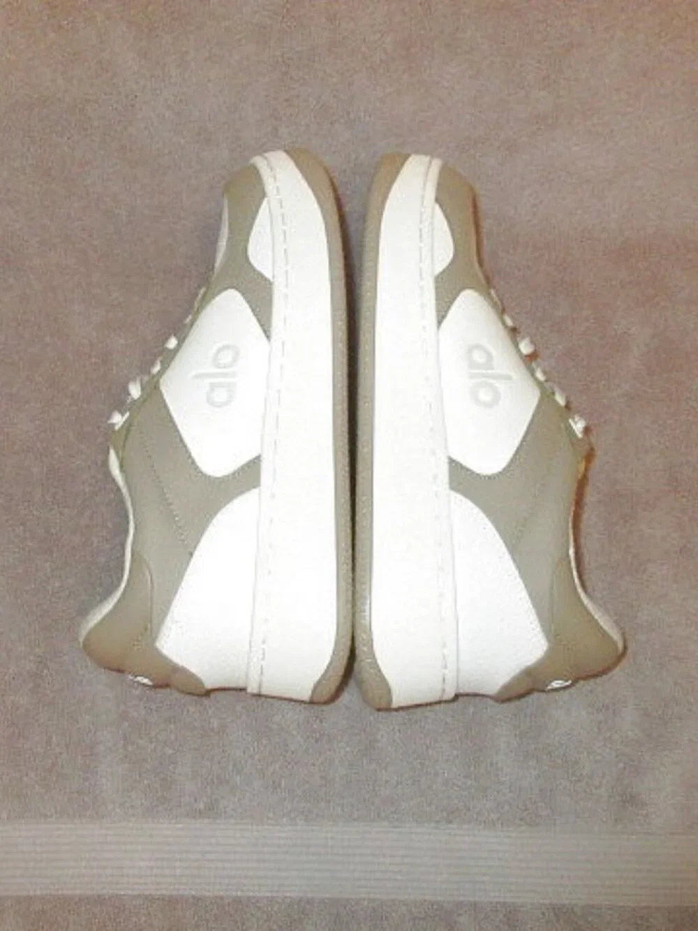 ALO Recovery Mode Sneaker Womens 10 Comfort Cushioned Foam Vegan Leather Arch